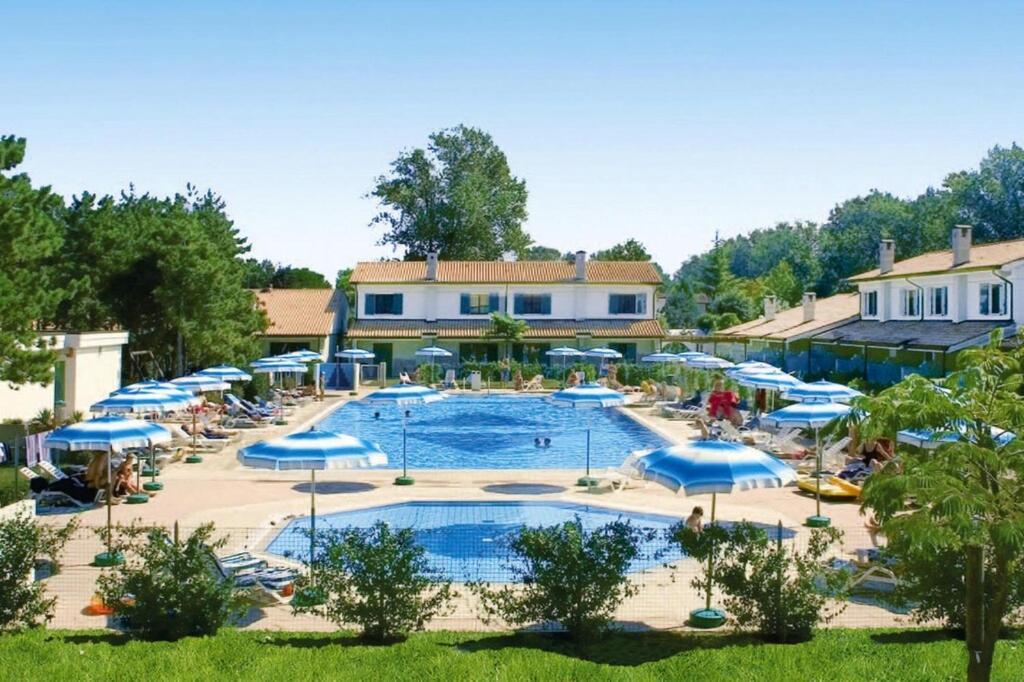 Terraced House In The Ca' Del Pino Holiday Complex With Communal Pool In Bibione Exterior photo