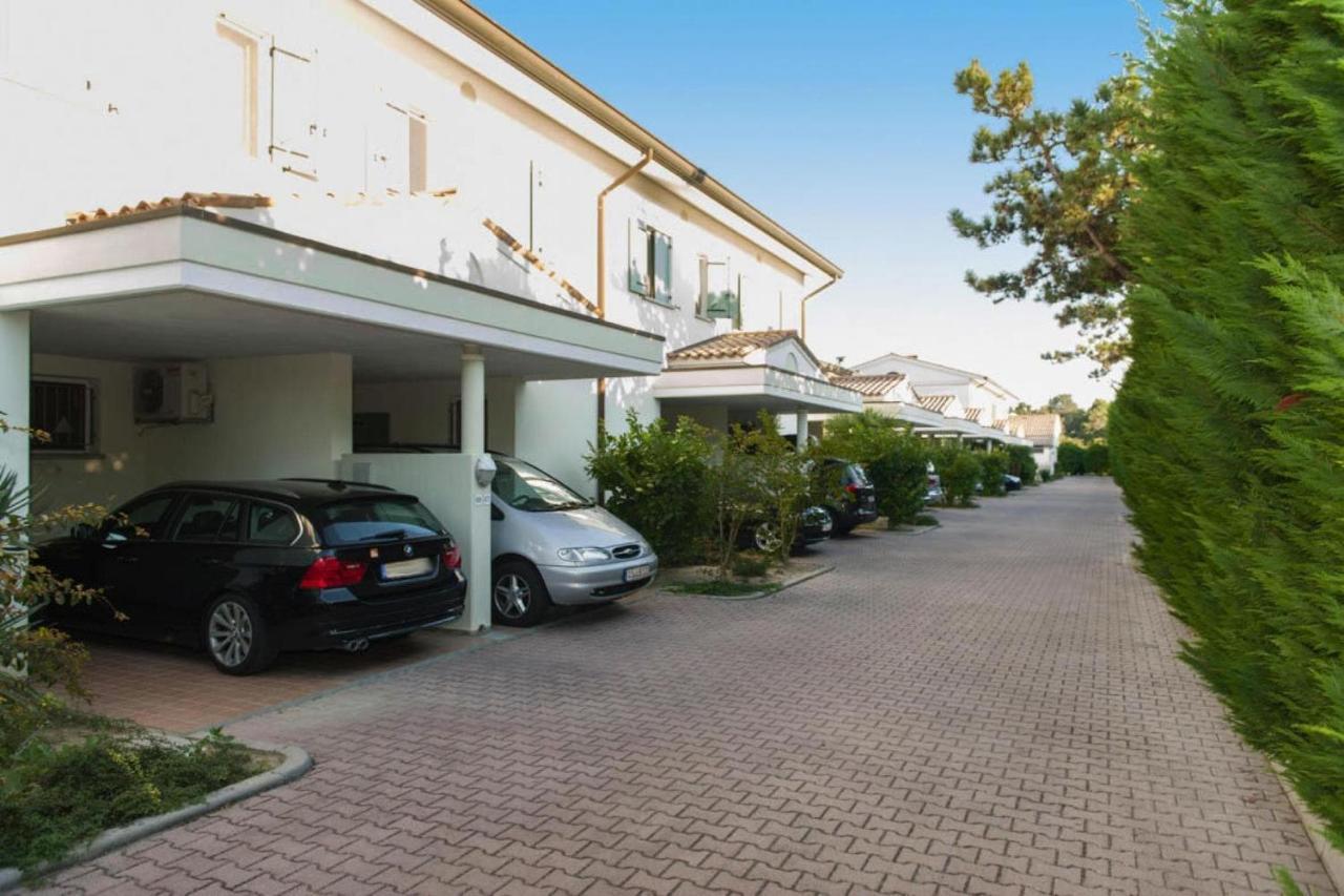 Terraced House In The Ca' Del Pino Holiday Complex With Communal Pool In Bibione Exterior photo